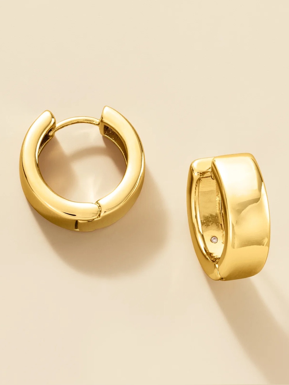 New! EARRINGS
14kt Yellow Gold-Plated Huggie Hoop Earrings. 3/4"